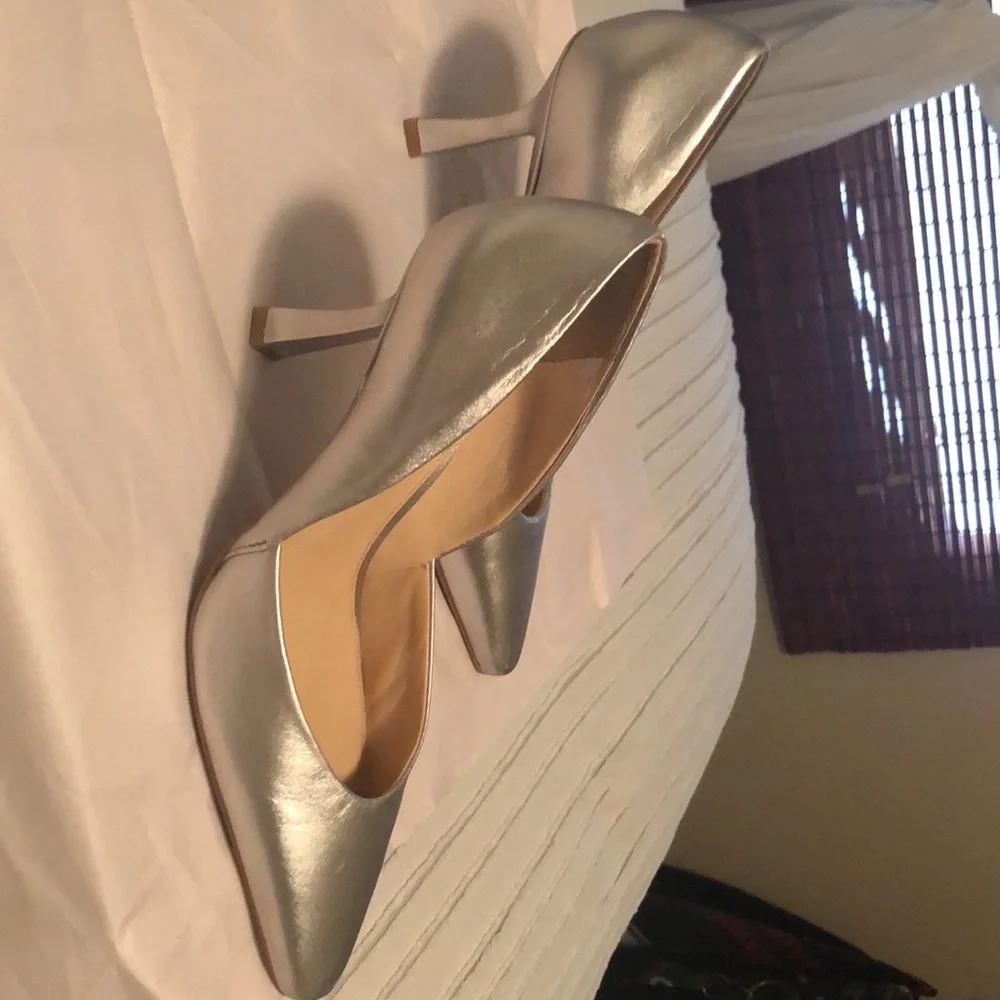 NWB Vince Camuto, Karala Silver pointed toe and tapered heel pumps, Size 7.5